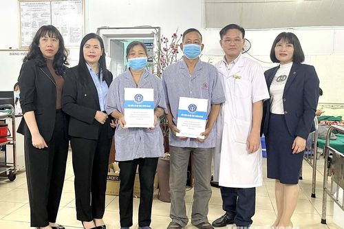 Bảo hiểm xã hội tỉnh tặng quà Tết bệnh nhân có hoàn cảnh khó khăn