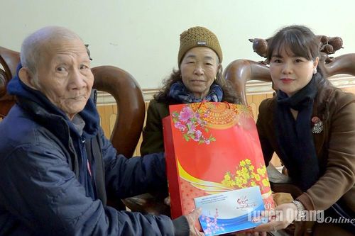 Tặng hơn 16.400 suất quà Tết cho gia đình chính sách, người có công với cách mạng