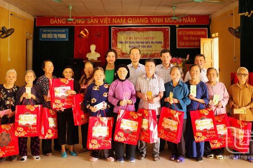 Tặng quà bệnh nhân tại Khu điều trị phong Phú Bình