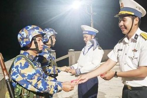 Tết sum vầy nơi đầu sóng