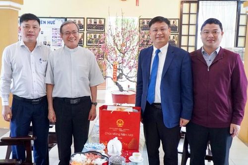 Phó Chủ tịch Thường trực UBND tỉnh Nguyễn Thanh Bình chúc tết Đại Chủng viện Huế