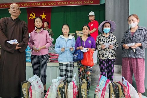 Quà tết cho người nghèo