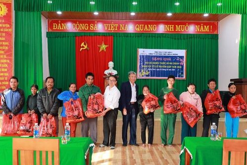 Thủy điện A Vương trao quà Tết xuân Giáp Thìn tri ân các hộ dân khu tái định cư