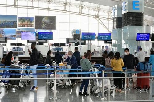 Hơn 100.000 lượt hành khách qua sân bay Nội Bài trong ngày cao điểm nhất dịp Tết