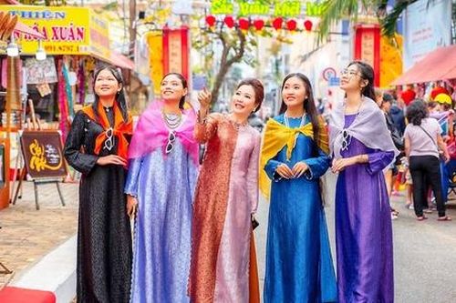 Người Việt chi hơn 41 tỷ đồng mua áo dài đón Tết trên sàn thương mại điện tử