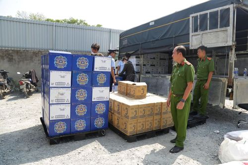 Bình Dương: Tạm giữ hơn 15.800 chai rượu ngoại không rõ nguồn gốc