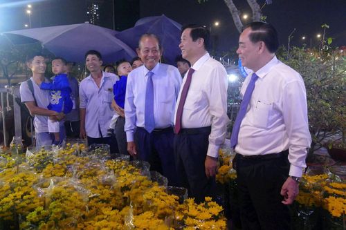 Khai mạc chợ hoa xuân 'Trên bến dưới thuyền'