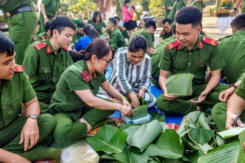 Ấm áp tình người ở nơi tưởng chừng không có Tết