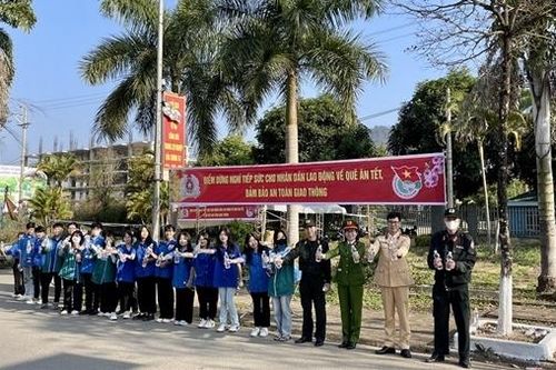 Ấm áp tình người trên đường về quê đón Tết
