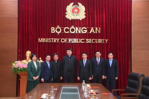 Thứ trưởng Lương Tam Quang tiếp đại diện thường trú Tòa thánh Vatican tại Việt Nam