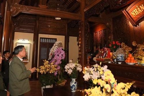 Bộ trưởng Tô Lâm thăm, chúc Tết thân nhân gia đình cố Chủ tịch nước Trần Đại Quang