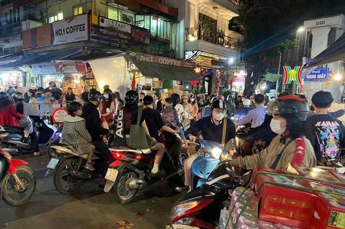 'Thủ phủ' bánh kẹo ở Hà Nội tất bật ngày cuối năm