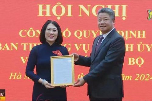 Lãnh đạo Thành phố trao quyết định công tác cán bộ