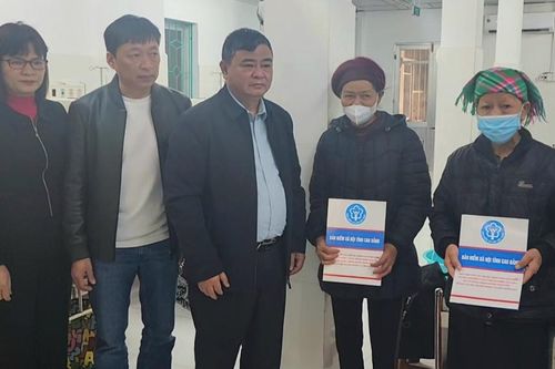 Bảo hiểm xã hội tỉnh tặng quà Tết cho bệnh nhân có hoàn cảnh khó khăn