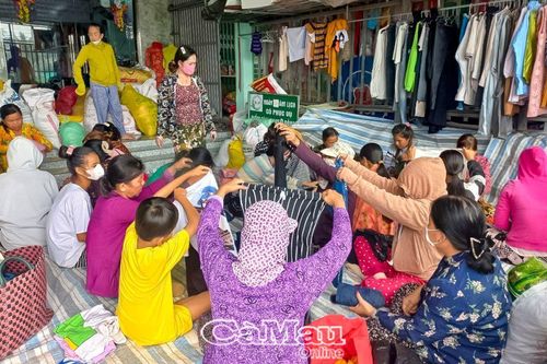 Quần áo Tết giá 0 đồng