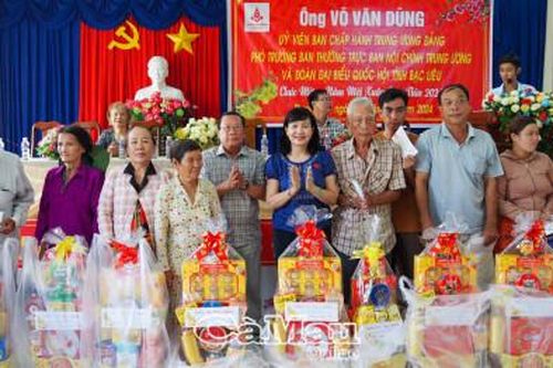 NSNA Trần Thị Thu Đông trao tặng quà Tết cho bà con nghèo