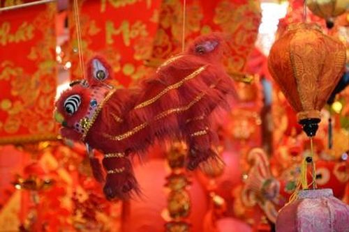 Nhộn nhịp phố bán đồ trang trí ngày Tết ở Sài Gòn