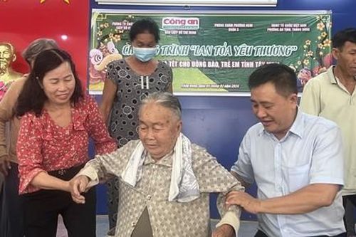 Chuyên đề Công an TPHCM cùng nhà tài trợ tặng quà người nghèo, trẻ em