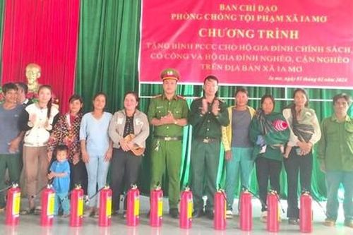 Tặng 250 bình chữa cháy cho người dân khu vực biên giới