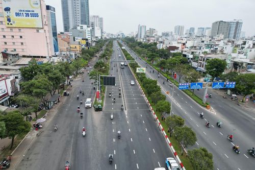 Khác lạ cảnh đường phố TP.HCM 'dễ thở' ngày cận Tết