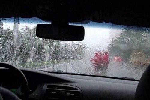 Cách xử lý nhanh chóng khi kính ô tô bị mờ sương