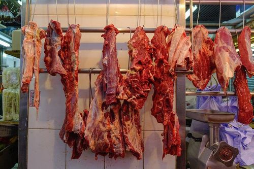 Tại sao người bán treo thịt bò lên cao nhưng lại đặt thịt lợn trên mặt bàn?