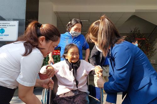 Ấm lòng chuyến xe nghĩa tình đưa bệnh nhân nghèo về quê đón Tết