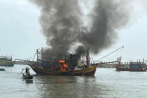 Tàu cá ở Hà Tĩnh bốc cháy dữ dội