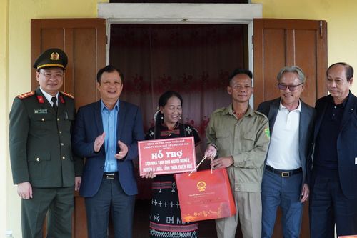 Công an Thừa Thiên - Huế bàn giao 20 nhà tình nghĩa cho người nghèo huyện A Lưới