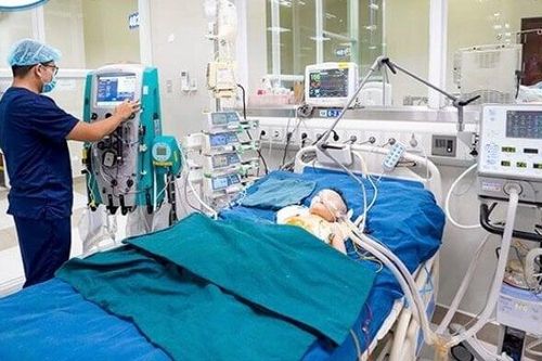 Bé trai tử vong vì biến chứng viêm phổi hoại tử do nhiễm tụ cầu