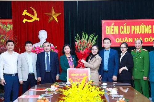 Phó Bí thư Thường trực Thành ủy Nguyễn Thị Tuyến thăm, chúc mừng Đảng bộ, chính quyền, nhân dân quận Hà Đông