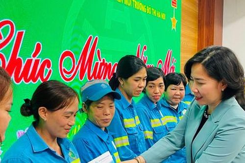 Hội Liên hiệp phụ nữ Hà Nội chúc Tết, tặng quà nữ công nhân môi trường đô thị