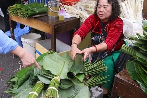 Chợ lá dong lâu đời nhất Thủ đô nhộn nhịp ngày giáp Tết