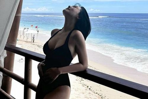 Từ Hy Đệ khoe dáng mẹ ba con nuột nà