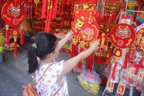 Đồ trang trí hình rồng đắt khách ngày cận Tết Giáp Thìn
