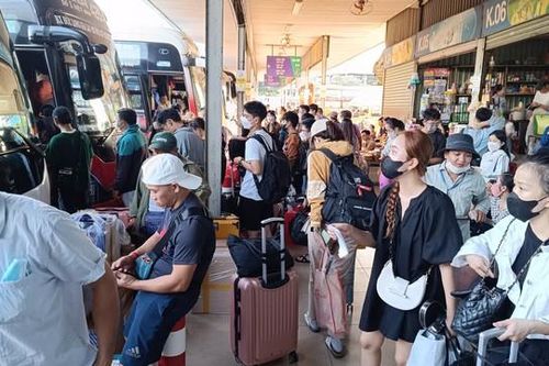 'Biển người' đổ về các bến xe TPHCM về quê ăn Tết