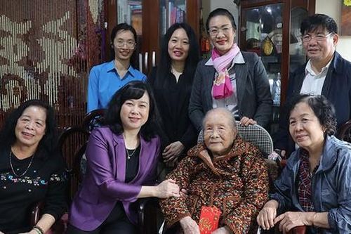 Bộ trưởng Đào Hồng Lan chúc Tết gia đình liệt sĩ, bác sĩ Đặng Thùy Trâm và các cố lãnh đạo Bộ Y tế