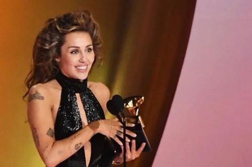 Lần đầu thắng Grammy nhưng Miley Cyrus không nhắc đến bố trong bài phát biểu