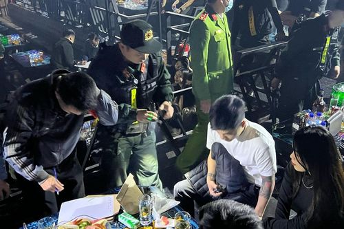 Công an Hà Nội đột kích, bắt quả tang hàng chục 'dân bay' tại bar Star 3 club