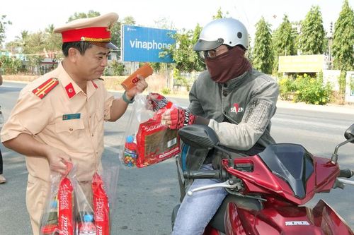Cảnh sát giao thông toàn quốc 'tiếp sức' người dân về quê đón Tết