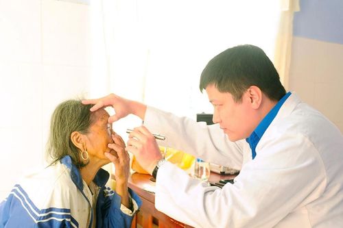 Khám, cấp phát thuốc miễn phí và tặng quà cho bà con xã vùng cao