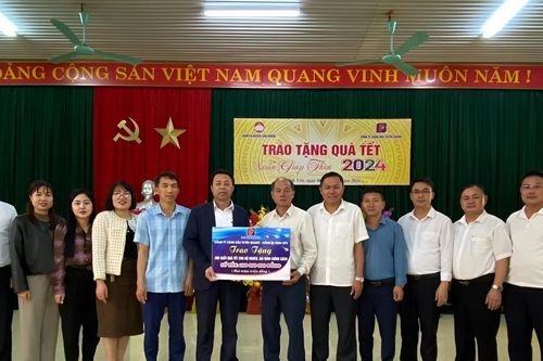 Tặng quà Tết cho hộ nghèo, gia đình chính sách tại Tuyên Quang