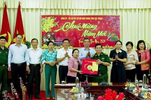 Lãnh đạo TP Hồ Chí Minh tặng quà Tết tại Sóc Trăng