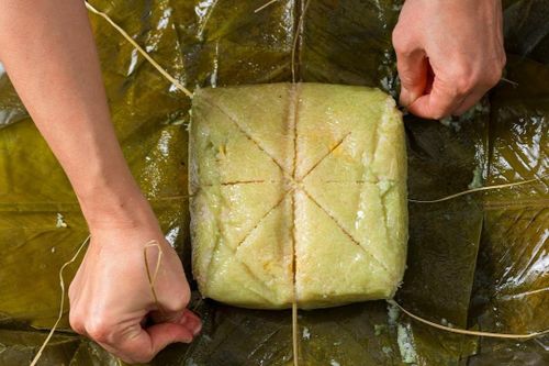 Tranh cãi cắt bánh chưng bằng lạt hay bằng dao