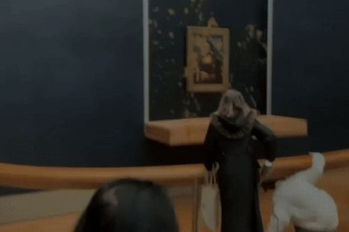 Kiếp nạn của 'Mona Lisa' khi bị ném đá, phun sơn, hất súp
