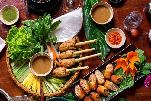 Ăn bánh xèo, gỏi cuốn uống rượu vang