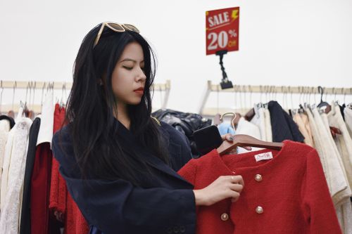 Shipper quá tải, phố mua sắm Hà Nội hưởng lợi