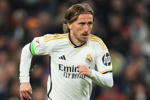 HLV Simeone mời Modric sang Atletico ngay trong trận