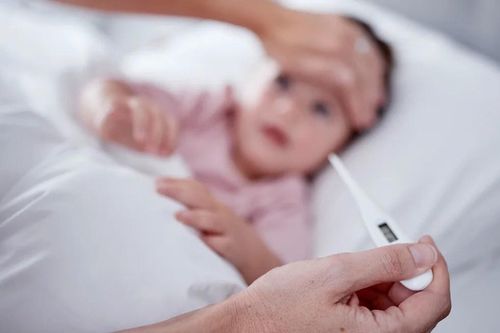 Sai lầm cần tránh khi con bị sốt co giật