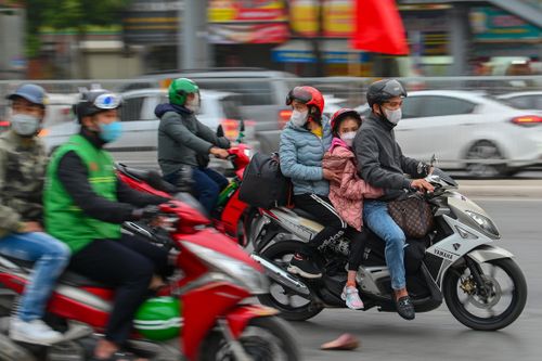 Xin nghỉ sớm, người dân khăn gói đồ đạc về quê từ chiều 27 Tết